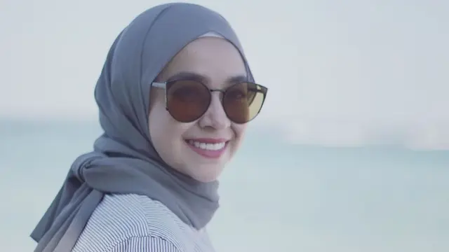 6 Potret Aryani Fitriana Pamer Senyum dari Samping, Hidung Mancungnya Curi Perhatian