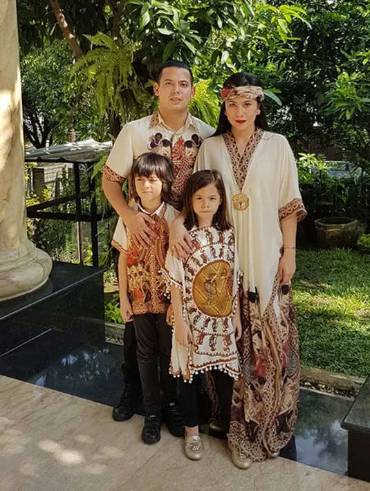 Lebaran kali ini menjadi kali pertamanya Wulan Guritno berpisah dengan Shaloom Syach Razadee karena sedang menuntut ilmu di luar negeri. “1st lebaran without kakak @sharazaaa yg lg studi 😢,” tulisnya. (Instagram/wulanguritno)