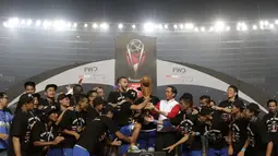 Pemain Persib menerima trofi juara Piala Presiden 2015 dari Presiden Joko Widodo di Stadion Utama Gelora Bung Karno, Jakarta, Minggu (18/10/2015). (Bola.com/Vitalis Yogi Trisna)