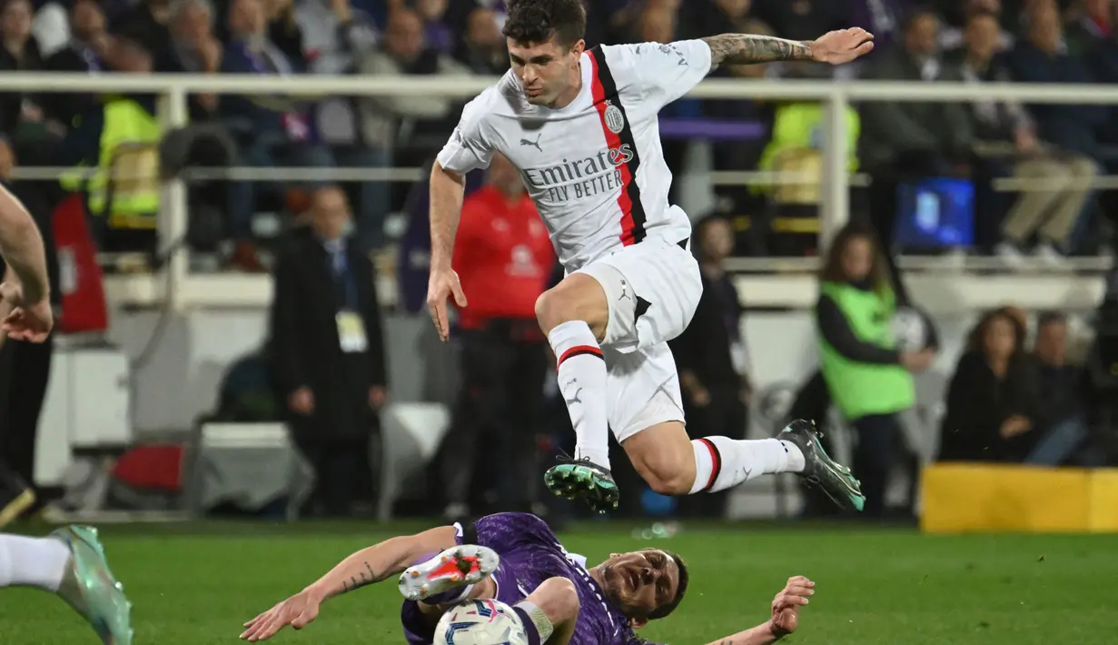 AC Milan berhasil mengandaskan perlawanan tim tuan rumah, Fiorentina dengan skor 2-1. (Alberto PIZZOLI/AFP)