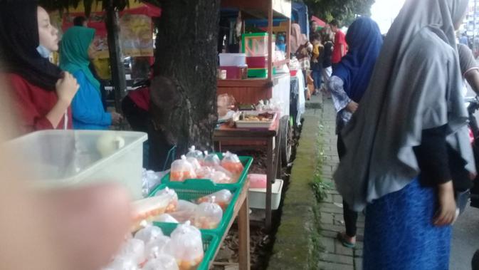 Jika Jakarta punya Pasar Benhil, lokasi di Depok, Jawa Barat ini juga menjadi incaran warga untuk berburu takjil. Lokasi manakah itu? (FOTO: Maria Flora)