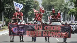 Aksi konvoi massa yang tergabung dalam Konfederasi Serikat Buruh Seluruh Indonesia (KSBSI) di Jalan Medan Merdeka Barat, Jakarta, Senin (12/10/2020). Ratusan massa buruh ini hendak berunjuk rasa menolak pengesahan omnibus law Undang-Undang Cipta Kerja di Istana Negara. (merdeka.com/Iqbal S Nugroho)