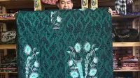 Zaini, menunjukkan batik motif keris khas Kabupaten Sumenep. (liputan.com/Musthofa Aldo)