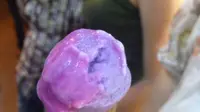 Es Krim Ini Berubah Warna Saat Dijilat