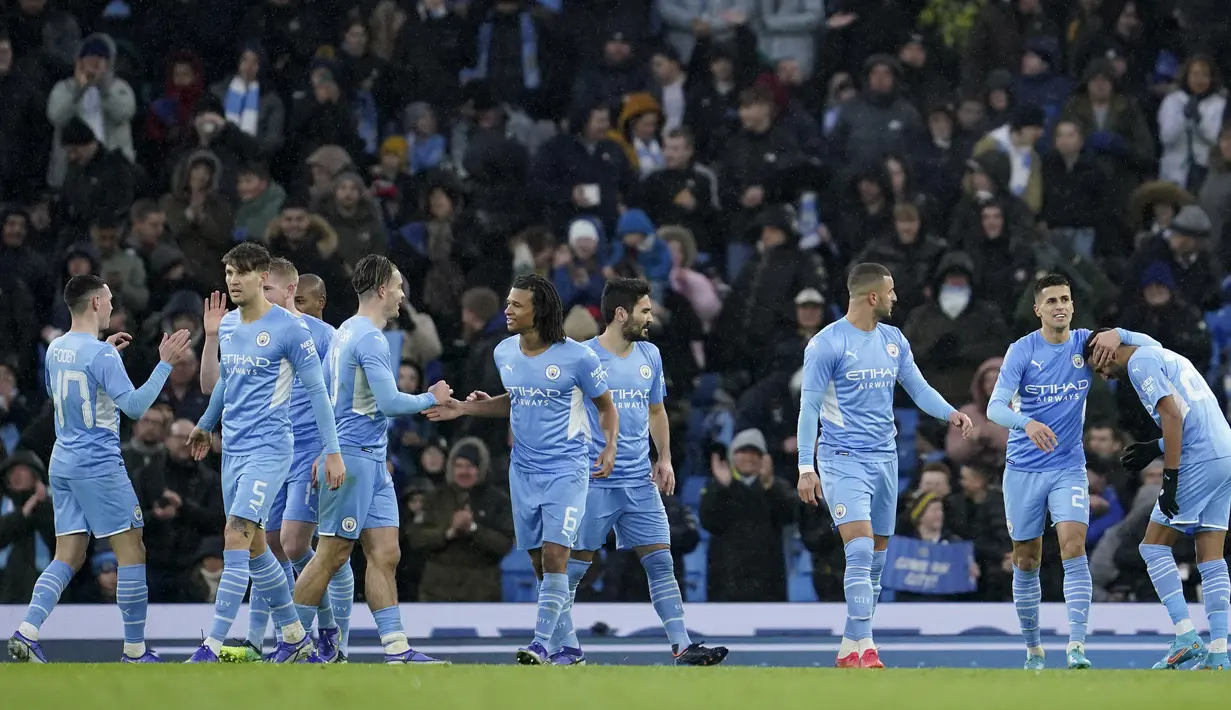 Pemain Manchester City Riyad Mahrez (kanan) melakukan selebrasi usai mencetak gol ke gawang Fulham pada pertandingan sepak bola putaran keempat Piala FA di Etihad Stadium, Manchester, Inggris, 5 Februari 2022. Manchester City menang 4-1. (AP Photo/Jon Super)
