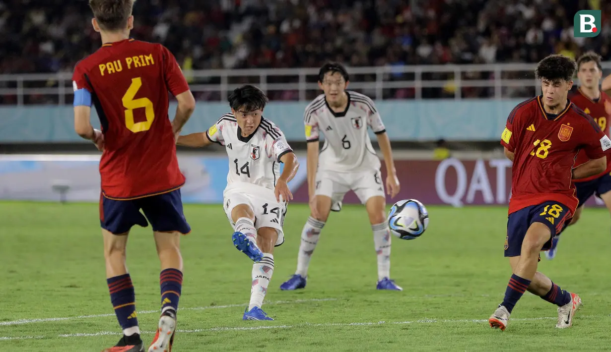 <p>Tendangan pemain Timnas Jepang U-17, Gaku Nawata (tengah) berbuah gol ke gawang Spanyol U-17 dalam pertandingan babak 16 Besar Piala Dunia U-17 di Stadion Manahan, Solo, Senin (20/11/2023). (Bola.com/Arief Bagus)</p>