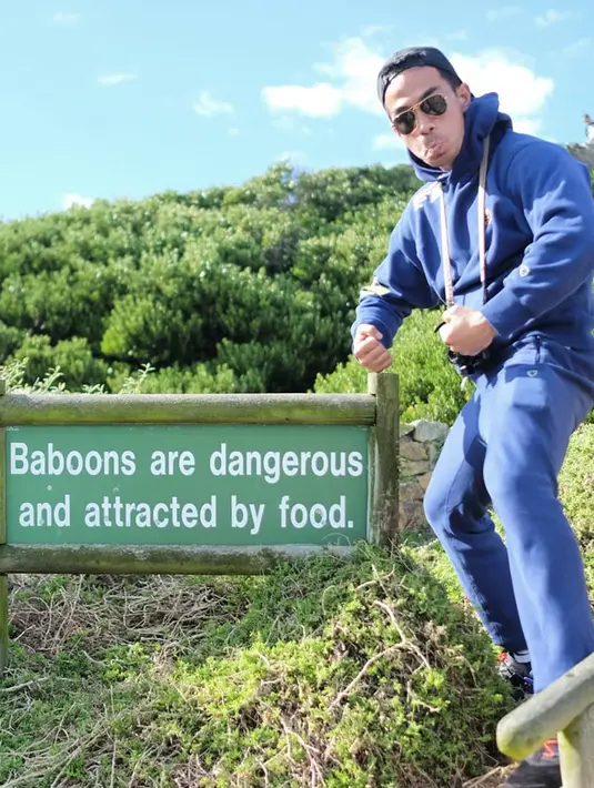 Jota memang cukup sering membagikan kegitannya di akun Instagram. Gaya busana Joe saat mendaki ini juga menjadi sorotan. Pasalnya, ia mengenakan busana dengan warna senada, yaitu biru. Bahkan, Joe Taslim memadukannya dengan topi dan kacamata hitam. (Liputan6.com/IG/@joe_taslim)