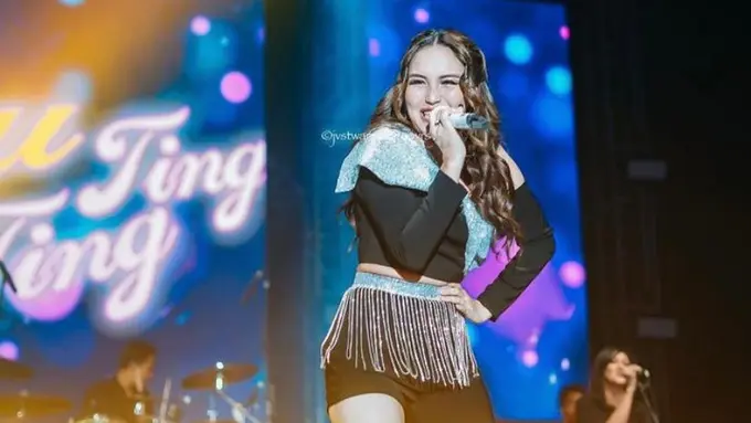 Potret Cetar Ayu Ting Ting Duplikasi Gaya Jennie BLACKPINK saat Manggung Curi Atensi