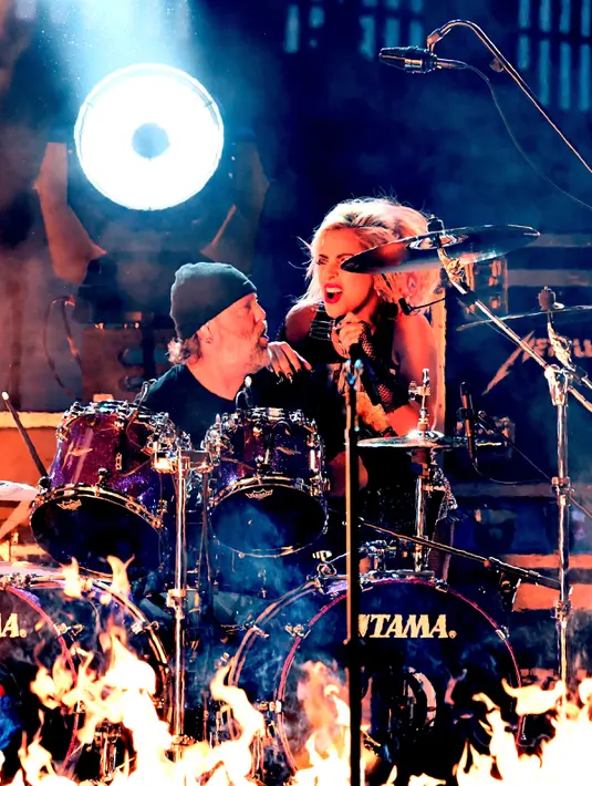 Lady Gaga dan Drumer Metallica Lars Ulrich saat berkolaborasi di Grammy Awards ke-59, Los Angeles (12/2). Metallica dan Lady Gaga membawakan lagu Moth Into Flame dari album terbaru, Hardwired To Self Destruct. (Kevin Winter/Getty Images for NARAS/AFP)
