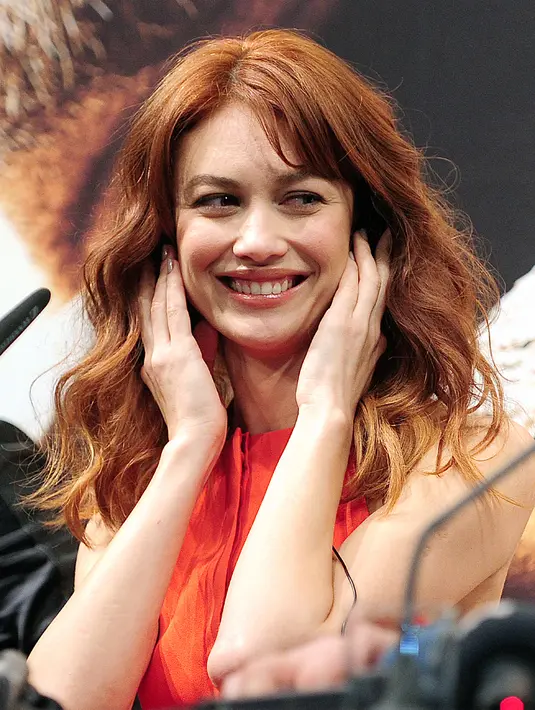 Aktris Olga Kurylenko saat konferensi pers pemutaran perdana The Water Diviner di Istanbul, Turki, 5 Desember 2014. Olga Kurylenko bergabung dengan daftar tokoh hiburan yang positif virus corona COVID-19. (AFP PHOTO/OZAN KOSE)