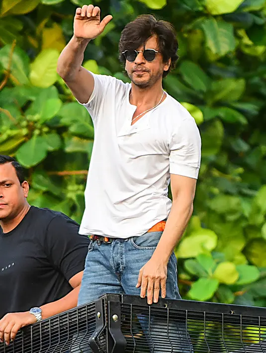 Shah Rukh Khan memberikan isyarat kepada penggemar pada perayaan ulang tahunnya ke-54 dari balkon rumah King of Bollywood itu di Mumbai, Sabtu (2/11/2019). Melalui balkon rumahnya, Shah Rukh Khan menyapa dan menyampaikan rasa terima kasihnya kepada penggemarnya yang sudah hadir. (Sujit Jaiswal/AFP)