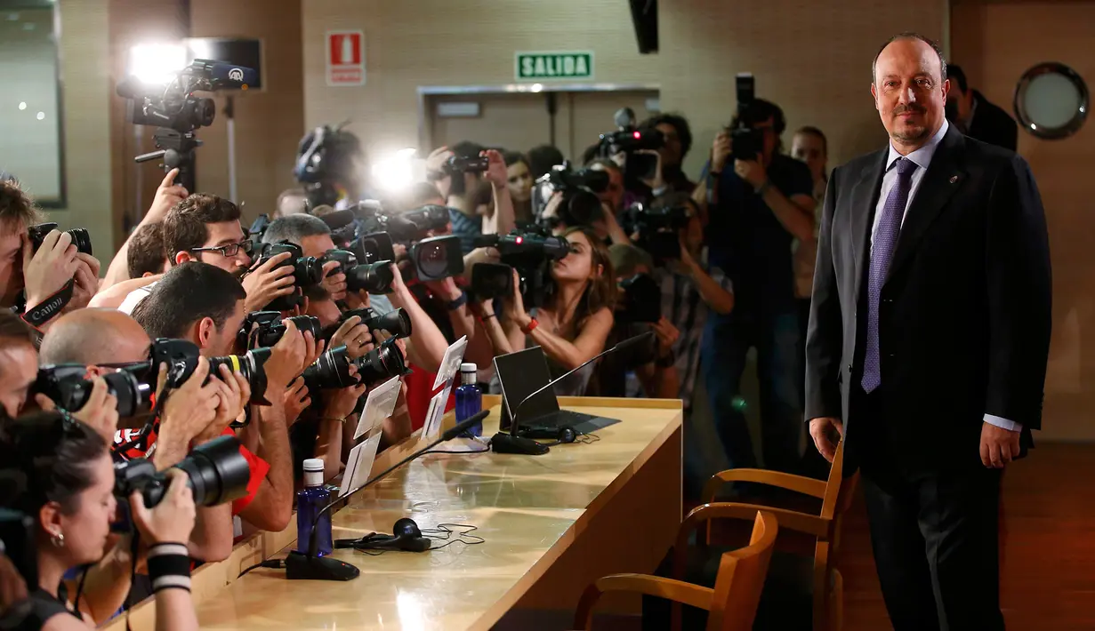 Rafael Benitez (kiri) saat diperkenalkan kepada awak media di Santiago Bernabeu, Rabu (3/6/2015). Rafael Benitez akan dikontrak Real Madrid selama 3 musim kedapan. (REUTERS/Sergio Perez)