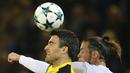 Gelandang Real Madrid, Gareth Bale, duel udara dengan bek Dortmund Sokratis Papastathopoulos, pada laga Liga Champions di Stadion Signal Iduna Park, Dortmund, Selasa (26/9/2017). Dortmund kalah 1-3 dari Madrid. (AP/Michael Probst)