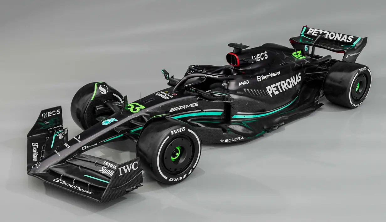 Tampak serong mobil baru Mercedes-AMG F1 W14 pada acara peluncuran yang berlangsung di Silverstone, Inggris, Rabu (15/02/2023). Mercedes bertekad untuk bangkit kembali setelah melewati perjalanan buruk pada musim lalu karena masalah porpoising. (AFP/Mercedes)