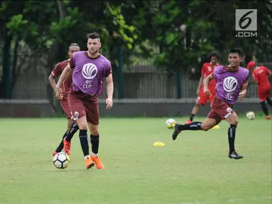 Pemain Persija, Marko Simic (tengah) saat latihan jelang laga Piala AFC 2018 di Lapangan A Senayan, Jakarta, Selasa (13/3). Persija akan menjamu Song Lam Nghe An pada kualifikasi grup H Piala AFC 2018, Rabu (14/3). (Liputan6.com/Helmi Fithriansyah)