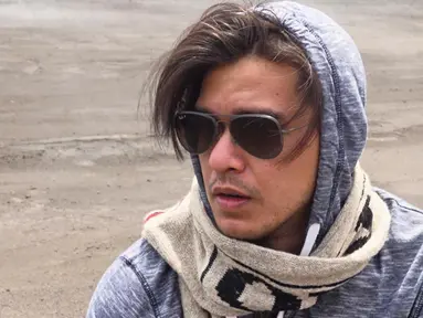 Di tengah kesibukannya bermain peran, alumni Universitas Paramadina ini meluangkan waktunya untuk berlibur melepas penat. Salah satunya berkunjung ke Pasir Berbisik, Gunung Bromo, Jawa Timur. (Liputan6.com/IG/@azofrangga)