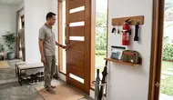 12 Barang yang Sebaiknya Selalu Disimpan Dekat Pintu Keluar Rumah agar Aman Saat Genting