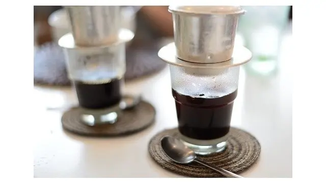 -Kopi Vietnam merupakan salah satu jenis kopi yang paling disukai di Indonesia. Terbukti dari banyaknya kafe yang menyediakan jenis kopi ini. Jika Anda pernah mencoba kopi Vietnam, tentu Anda tahu rasanya yang pahit dan aromanya yang khas.