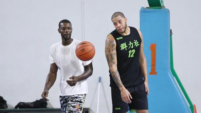 Duke Crews dan Brian Williams