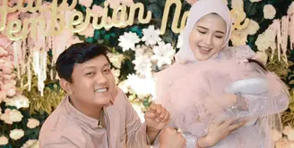 Potret Denny Caknan dan Bella Bonita gelar syukuran untuk putrinya, Cundamani. [Foto: Instagram/denny_caknan]