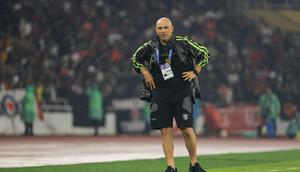 Pelatih Persebaya Surabaya, Bernardo Tavares memberikan instruksi kepada pemain asuhannya saat bertandang ke markas Persija Jakarta, Stadion Utama Gelora Bung Karno, Jakarta dalam laga pekan ke-27 BRI Super League 2025/2026, Sabtu (11/4/2026) malam. (Bola.com/Bagaskara Lazauradi).