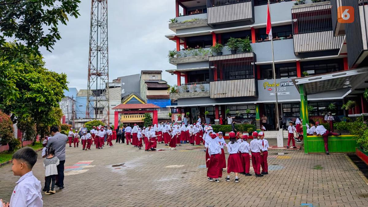 Anak Kembali Sekolah di Puncak Musim Hujan, IDAI Beri 5 Kiat Jaga Si Kecil Tetap Sehat