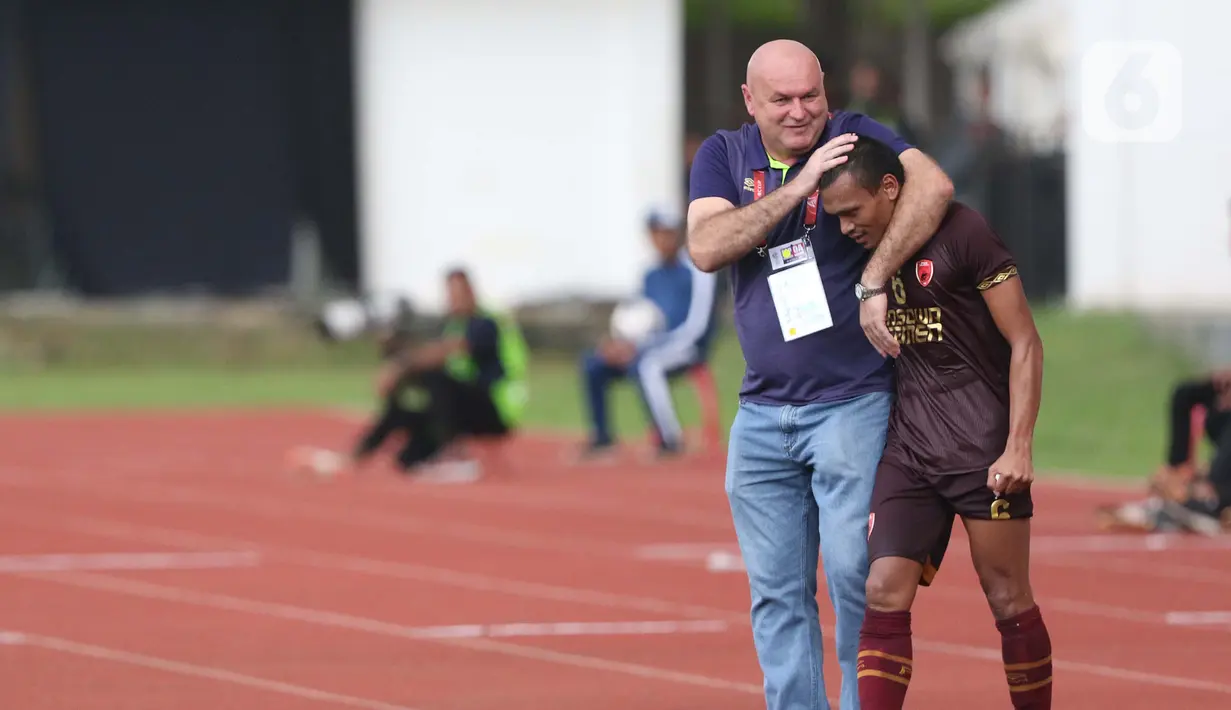 Pemain depan PSM Makassar, Ferdinand Sinaga (kanan) bersama pelatih Bojan Hodan usai laga melawan Kaya FC-Iloilo pada kualifikasi Grup H Piala AFC 2020 di Stadion Madya Gelora Bung Karno, Jakarta, Selasa (10/3/2020). Laga kedua tim berakhir imbang 1-1. (Liputan6.com/Helmi Fithriansyah)