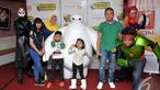 Pecinta film dengan kostum para karakter film Big Hero 6 bergaya di depan kamera, Jakarta, Minggu (9/11/2014) (Liputan6.com/Panji Diksana)