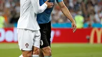 Penyerang Portugal, Cristiano Ronaldo memapah Penyerang Uruguay, Edinson Cavani yang Cedera keluar lapangan saat pertandingan babak 16 besar Piala Dunia 2018 di Stadion Fisht di Sochi, Rusia (30/6).  (AP Photo/Francisco Seco)