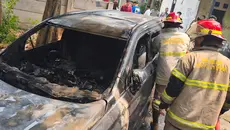 Sebuah Mobil Jadi Korban Bakar Sampah Sembarang