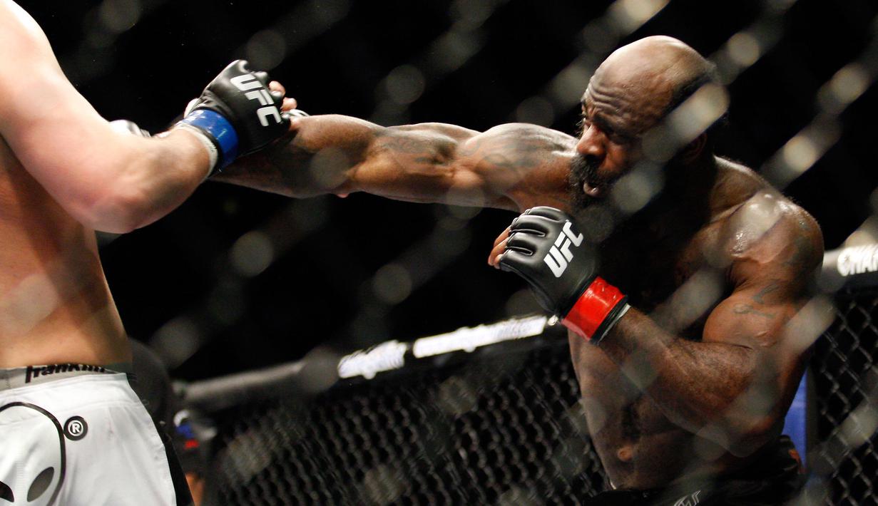 Kimbo Slice  saat bertarung dengan Matt Mitrione pada UFC 113 di Bell Centre, (8/5/2010), Montreal, Quebec, Canada. (Richard Wolowicz/Getty Images/AFP)