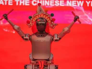 Sebuah robot humanoid yang mengenakan hiasan kepala tradisional dipamerkan selama pratinjau media pada pameran kuil robot menjelang Tahun Baru Imlek di Beijing, China, Jumat 13 Februari 2026. Sejumah robot humanoid tampil dalam pameran kuil robot untuk menyambut Tahun Baru Imlek di Beijing, China. (AP Photo/Vincent Thian)