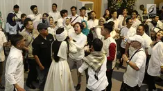 Karyawan Emtek Group bernyanyi bersama saat halalbihalal di Studio 6 Emtek City, Jakarta, Selasa (3/7). Emtek mengadakan halalbihalal untuk menyatukan keluarga besar Emtek Group 2018. (Liputan6.com/Herman Zakharia)
