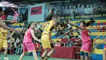 Pemain Tenaga Baru Pontianak, Fanny Kalumata, setelah berhasil memasukkan bola ke dalam ring saat menghadapi Sahabat Semarang pada Srikandi Cup 2017.