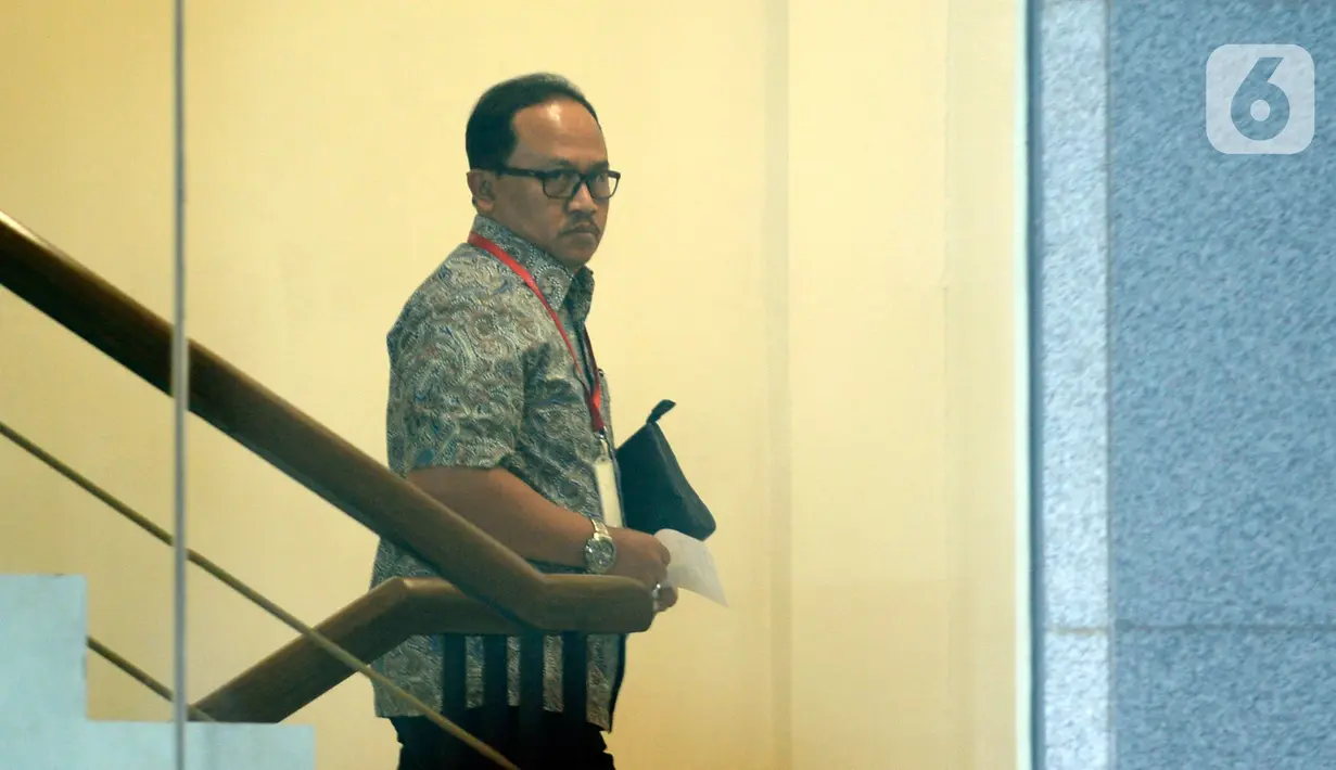 Dirut PT Waskita Beton Precast Jarot Subana bersiap menjalani pemeriksaan di Gedung KPK, Jakarta, Rabu (5/2/2020). Jarot diperiksa untuk tersangka mantan Kepala Divisi II PT Waskita Karya Fathor Rachman dalam kasus dugaan korupsi pengerjaan subkontraktor 24 proyek fiktif. (merdeka.com/Dwi Narwoko)