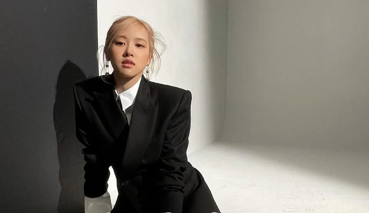 Gaya Rose Blackpink saat menjalani pemotretan dengan jas hitam ini juga terlihat begitu elegan. Menggunakan makeup no makeup serta anting berdesain simpel, tak sedikit netizen yang menyebutnya tampak seperti lady boss. (Liputan6.com/IG/@roses_are_rosie)