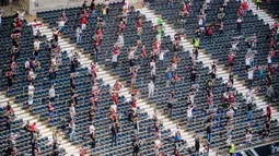 Para suporter terlihat di stadion Deutsche Bank Park sebelum pertandingan Bundesliga Jerman antara Eintracht Frankfurt melawan Arminia Bielefeld di Frankfurt, Jerman (19/9/2020). Sekitar 6.500 suporter diizinkan memasuki stadion untuk menonton. (Xinhua/Kevin Voigt)