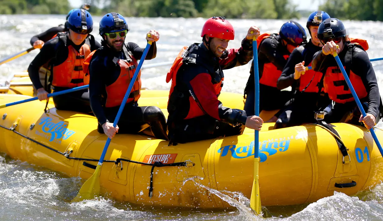 Sejumlah pembalap F1 dari Red Bull Racing dan Scuderia Toro Rosso mengayuh perahu karet untuk menaklukkan arus liar di Sungai Saint Lawrence disela waktu luang menjelang F1 GP Kanada, di Montreal, 7 Juni 2017. (Dan Istitene/GETTY IMAGES NORTH AMERICA/AFP)