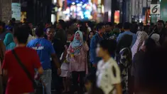 Pengunjung memadati lorong-lorong gerai dalam Jakarta Fair atau Pekan Raya Jakarta 2019 di JIExpo Kemayoran, Jakarta, Jumat (7/6/2019). Tahun ini, Jakarta Fair 2019, digelar bertepatan dengan perayaan idul fitri untuk seluruh umat Islam. (merdeka.com/Imam Buhori)