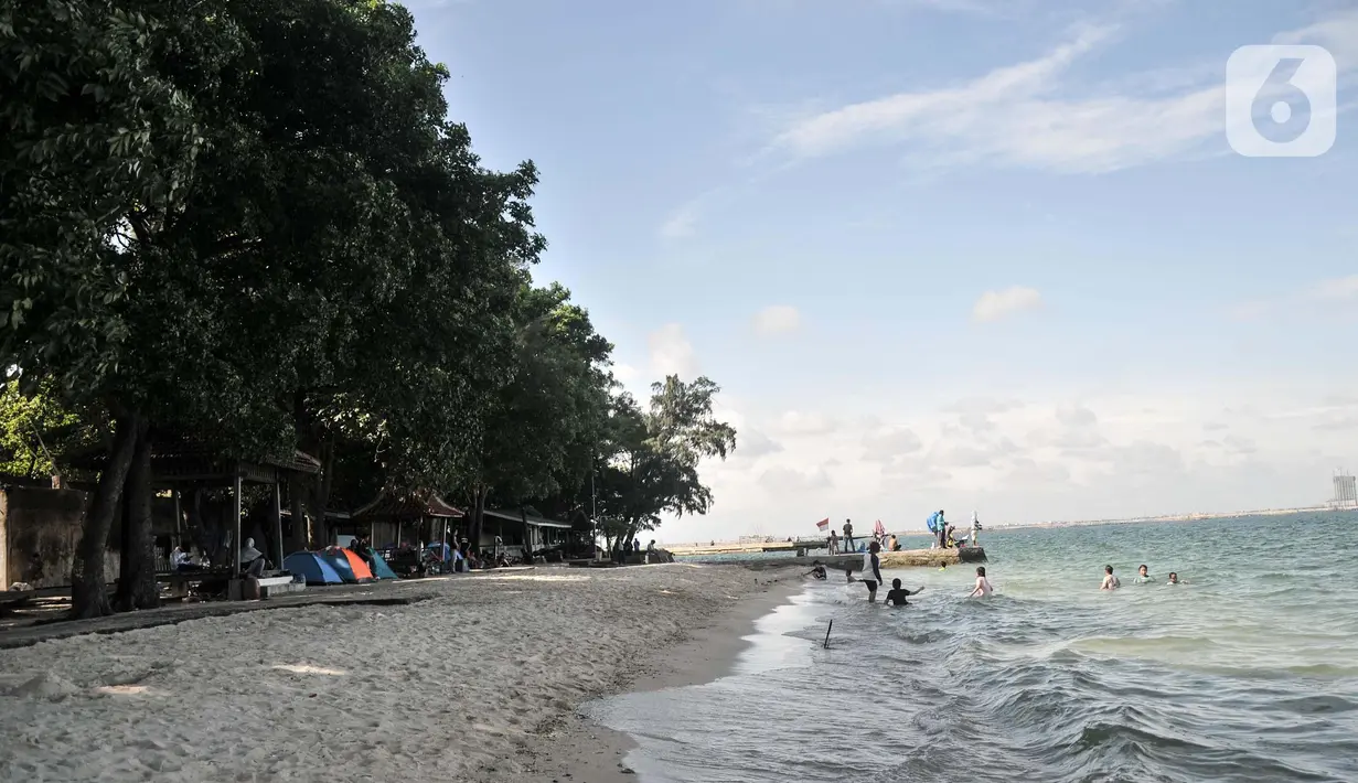 <p>Wisatawan saat berkunjung ke Pulau Cipir, Kepulauan Seribu, Jakarta, Minggu (27/2/2022). Destinasi Kepulauan Seribu masih menjadi tujuan wisata favorit warga Ibu Kota dalam mengisi liburan. (merdeka.com/Iqbal S. Nugroho)</p>