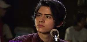 Aliando Syarief tengah menggarap singlenya ‘Pergi Dari Hatiku’ yang akan menjadi kelanjutan cerita dari single sebelumnya dalam album kompilasi ‘The Freaks’. Aliando akan menjadi pria yang sedang patah hati dalam video klip ini.