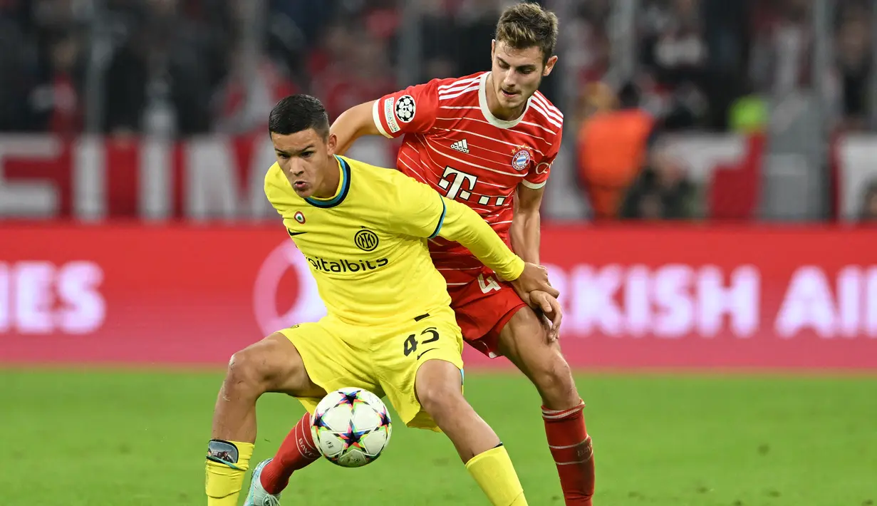 Gelandang Inter Milan, Valentin Carboni (depan) menguasai bola dibayangi bek Bayern Munchen, Josip Stanisic pada laga fase Grup C Liga Champions 2022/2023 di Allianz Arena, Munich (1/11/2022). Valentin Carboni yang baru berusia 18 tahun ini dipromosikan dari Inter U-19 ke tim senior Inter Milan sejak awal musim 2022/2023 dan telah bermain sebanyak 5 laga di Serie A. Bersama Timnas Argentina U-20 ia baru mengoleksi 2 caps sejak melakukan debut pada 4 Juni 2022. (AFP/Christof Stache)