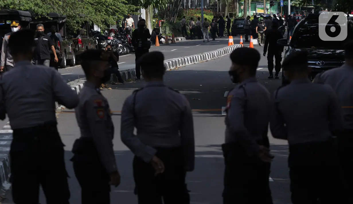Petugas kepolisian menutup sementara akses jalan Kuningan Persada di sekitar Gedung Merah Putih KPK, Jakarta, Jumat (28/5/2021). Pengamanan gedung Merah Putih KPK dan sekitarnya diperketat menyusul informasi adanya aksi unjuk rasa. (Liputan6.com/Helmi Fithriansyah)