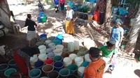 Proses pendistribusian air bersih ke daerah terdampak kekeringan di Bondowoso (Istimewa)
