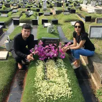 Tyas Mirasih dan kekasihnya mengunjungi makam mendiang ayahanda. (Instagram/tyasmirasih)
