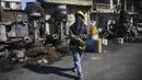 Seorang petugas pemadam kebakaran berdiri dekat bangkai truk pengangkut BBM yang terbalik dan meledak di Cap-Haitien, Haiti, 14 Desember 2021. Ledakan ini adalah bencana terbaru di Haiti yang dilanda kemiskinan serta terbelah oleh kekerasan geng dan kelumpuhan politik. (AP Photo/Joseph Odelyn)