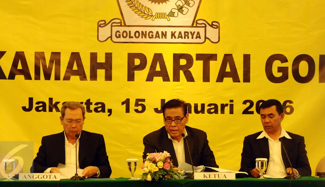 Ketua Mahkamah Partai Golkar, Muladi (tengah) membacakan putusan sidang mahkamah Partai Golkar di Jakarta, Jumat (15/1/2016). Sidang memutuskan untuk membentuk tim transisi untuk rekonsiliasi total melalui munas. (Liputan6.com/Helmi Fithriansyah)