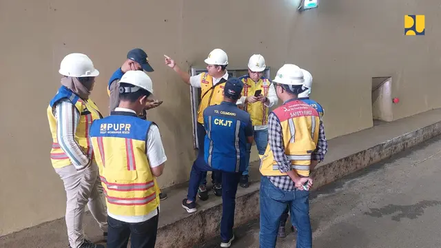 Kementerian PUPR menurunkan tim Ditjen Bina Marga bersama Komite Keselamatan Jembatan dan Terowongan Jalan (KKJTJ) untuk melakukan inspeksi kondisi Terowongan Tol Cisumdawu yang dikabarkan retak akibat gempa Sumedang. (Dok Kementerian PUPR)