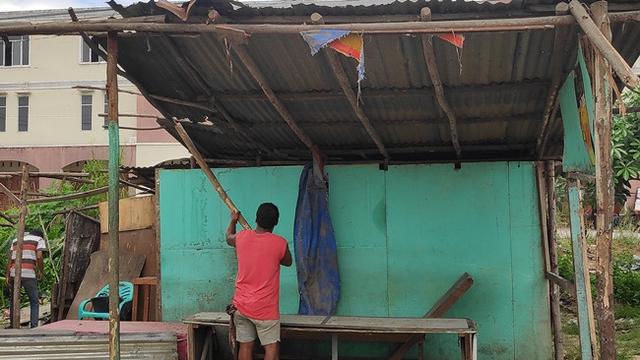 Pemilik warung remang-remang membongkar bangunan liar di pinggir jalan setelah diperingatkan Satpol PP Pekanbaru.