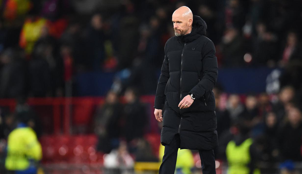 <p>Pelatih Manchester United, Erik ten Hag berjalan meninggalkan lapangan dengan raut kecewa setelah laga Grup A Liga Champions 2023/2024 melawan Bayern Munchen di Old Trafford, Manchster, Inggris, Rabu (13/12/2023). (AFP/Peter Powell)</p>